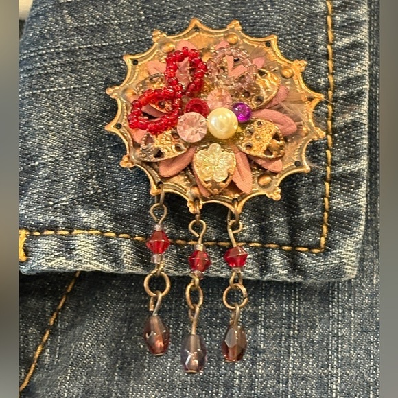 Ornate Antiqued Metal Sparkling Brooch Pin Unisex - Picture 4 of 9